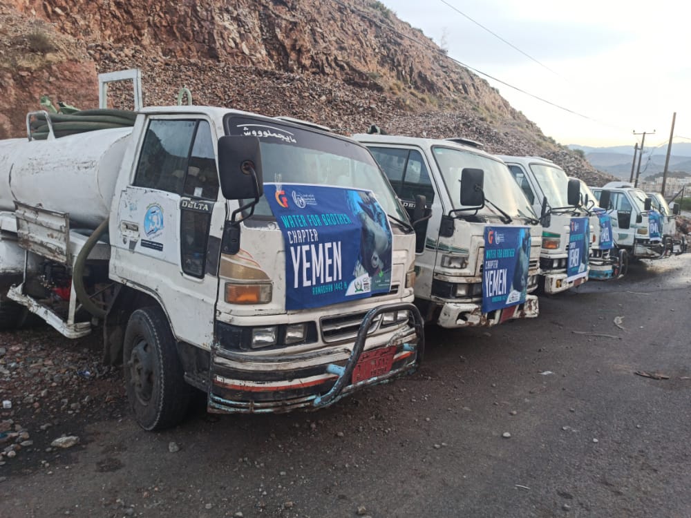 تعز فجر الأمل تواصل مشروع سقيا الماء وتوزع 450 ألف لتر في عدد من الأحياء
