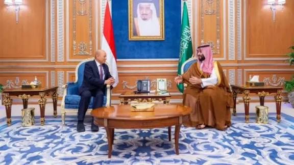 مراقبون : العليمي بات داء ( الشرعية ) العضال وملأ بلادنا بالعار وحان الوقت لتنحيته وازاحته ..!!