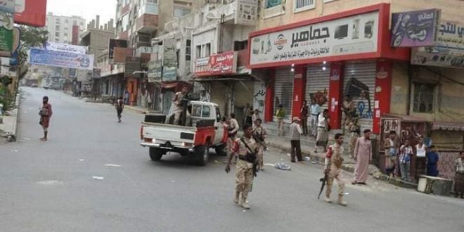 وردنا الان من هوسبب احراق مقر حزب المؤتمر تفاصيل الاشتباكات العنيفة بين حزب الإصلاح وما تسمى كتائب أبي العباس وسط مدينة تعز